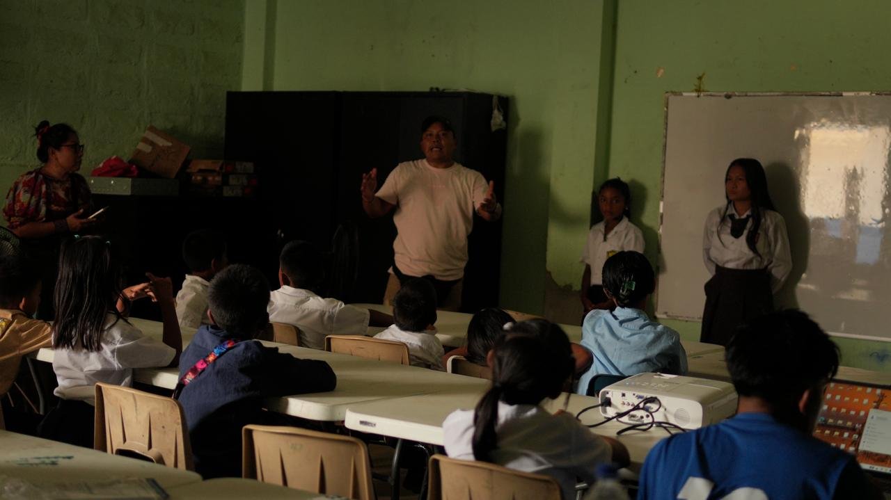 Grupo de ninas, ninos y comunidad con cuentos educativos interculturales